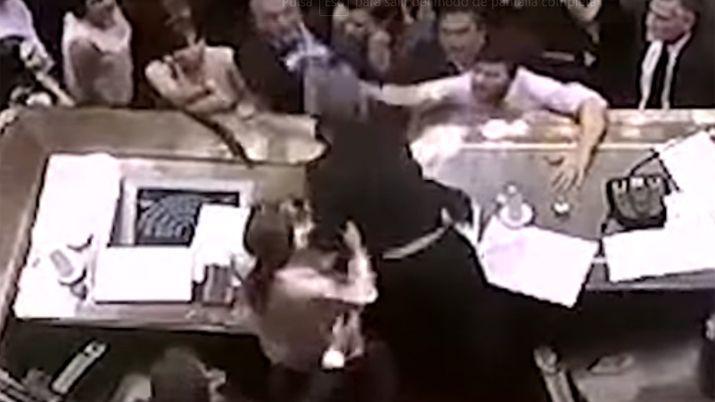 VIDEO  Tambieacuten hubo incidentes en el recinto del Congreso