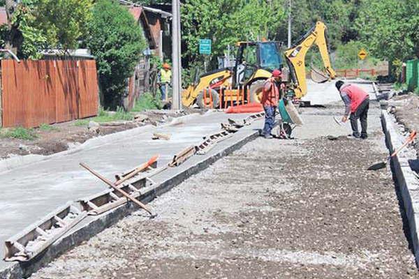 Lecuona expresoacute su  beneplaacutecito por licitacioacuten para repavimentar calle