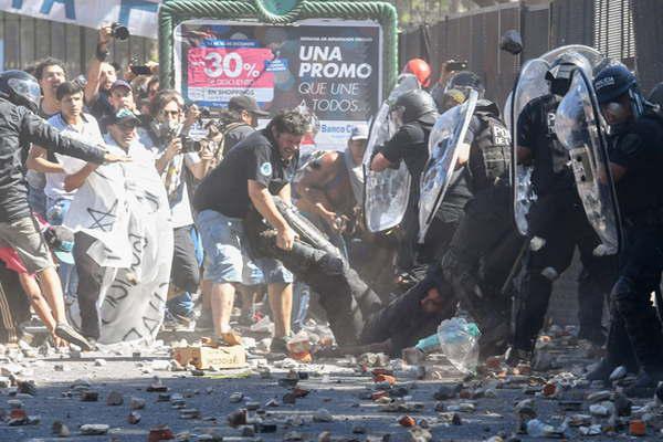 Una jornada signada  por la violencia varios detenidos y destrozos