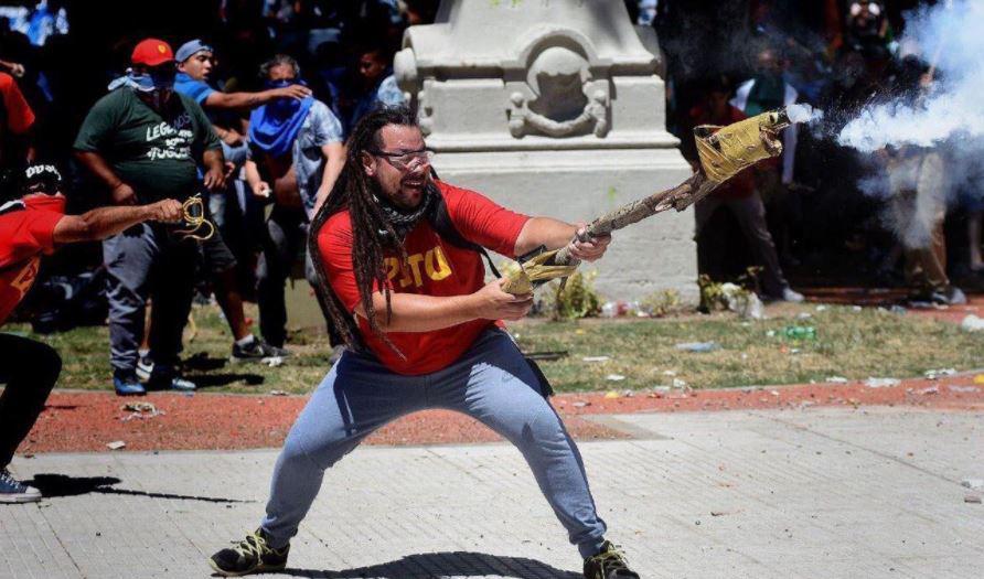 Ordenaron detener al manifestante de la bazuca casera