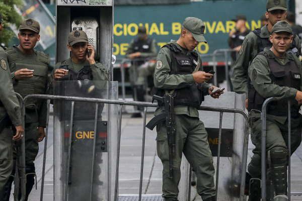 Nicolaacutes Maduro ordenoacute al Ejeacutercito responder con plomo a los autores del asalto a un cuartel militar