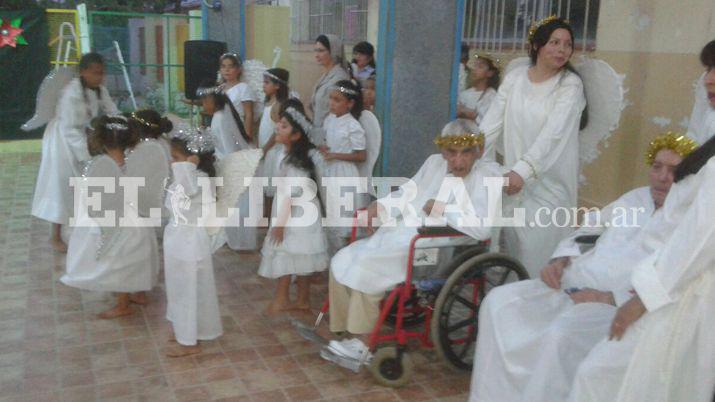 Emotivo pesebre viviente de abuelos y nintildeos del Complejo Santa Rosa