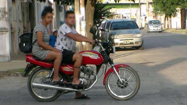 Arriesgando sus vidas cientos de motociclistas circulan sin casco protector