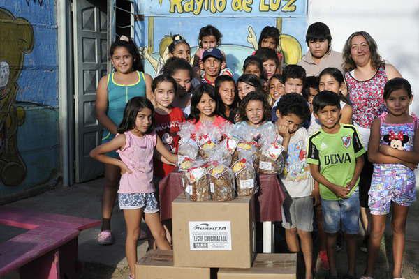 Nintildeos del merendero Rayito de Luz tuvieron un agasajo especial