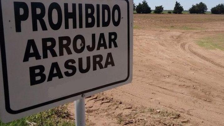 Multan a vecinos que pretendiacutean arrojar basura en lugares prohibidos