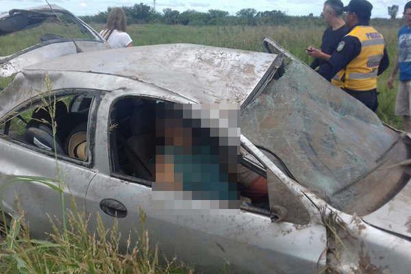 Abuelo murioacute al volcar el auto en el que viajaba con su hija y su nieto