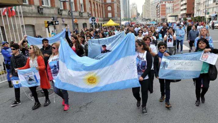 Familiares de los tripulantes del submarino pasaraacuten Navidad en Mar del Plata