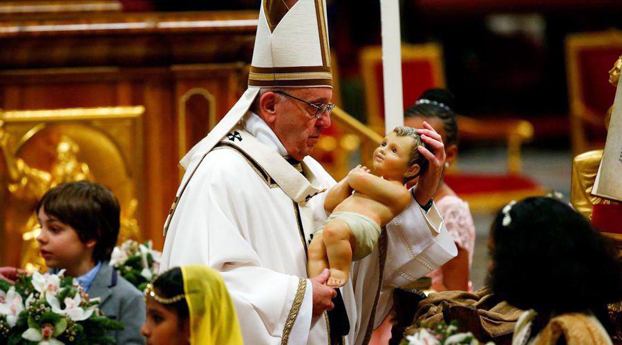 El papa Francisco pidioacute abrir los ojos ante el que sufre