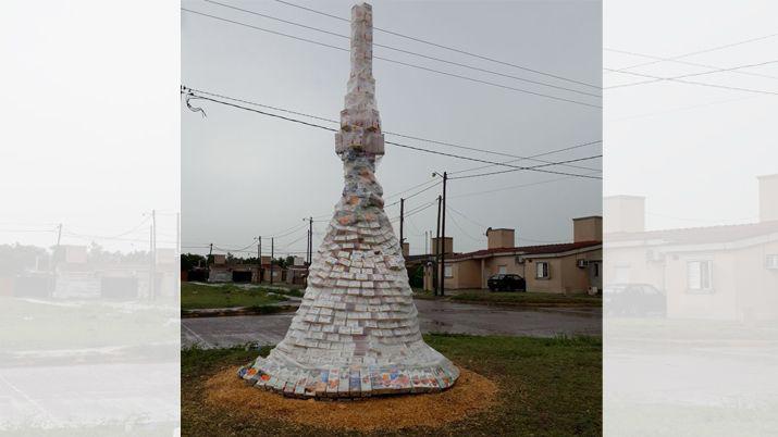 El aacuterbol de Navidad hecho con cajas recicladas que sorprende a bandentildeos