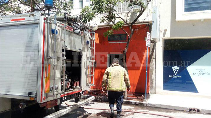 Se prendioacute fuego una tienda de celulares en pleno centro