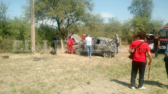 Terrible vuelco dejoacute como saldo una viacutectima fatal y cuatro personas lesionadas