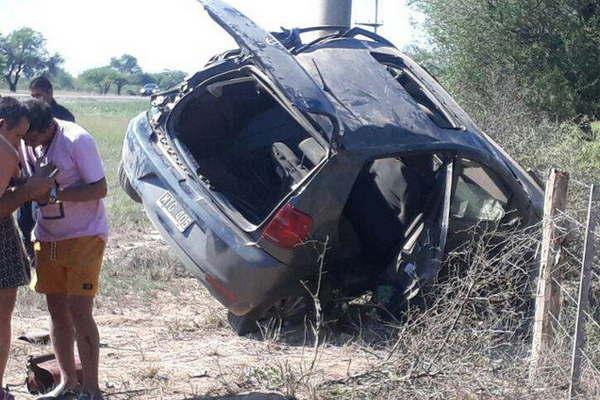 Una mujer murioacute camino al hospital tras espectacular vuelco