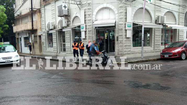 Pareja de motociclistas cayoacute tras ser cerrados por un automoacutevil