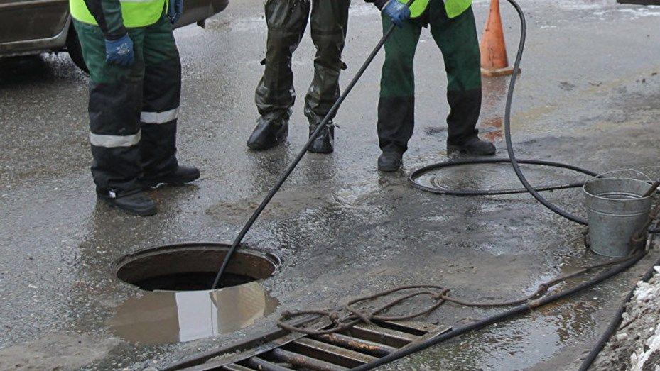 Cayoacute a una alcantarilla y encontroacute a un nene perdido