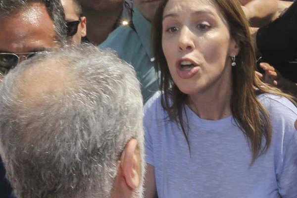 Carrioacute felicitoacute a Vidal por enfrentar cara a cara a grupo de manifestantes