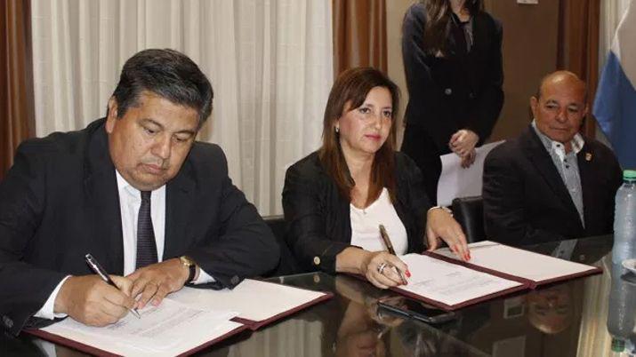 La intendente y el rector de la UNSE firmaron un acuerdo de cooperacioacuten