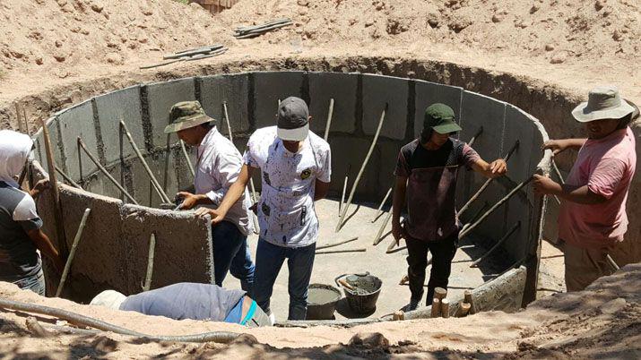 Capacitan y construyen sistemas de captacioacuten de agua para huertas escolares