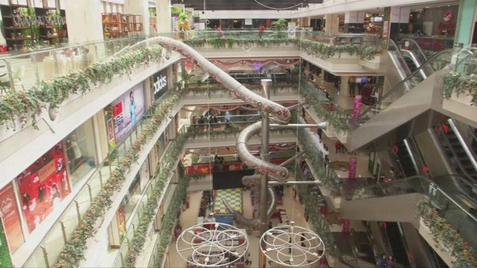 Un tobogaacuten gigante facilitaraacute las compras en un shopping