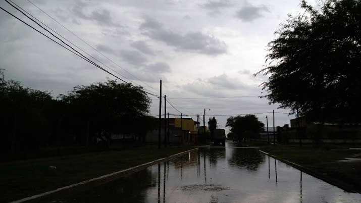 La lluvia se hizo presente en Colonia Dora