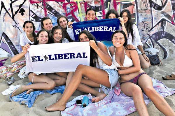 Los joacutevenes santiaguentildeos disfrutan de la playa y el mar en La Brava