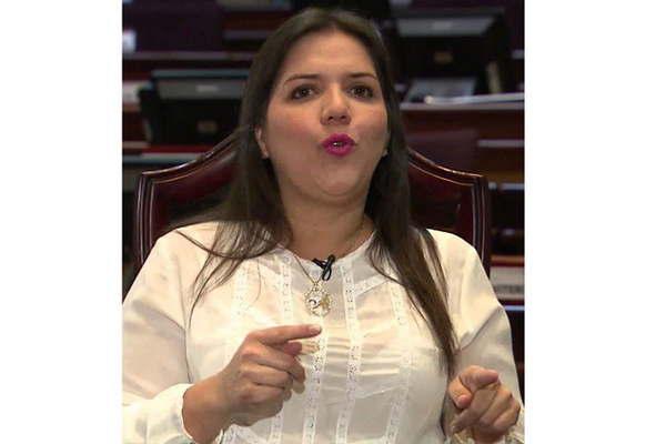 Alejandra Vicuntildea fue elegida  como vice