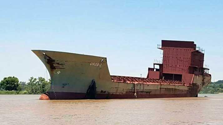 Riacuteo Paranaacute- un barco fantasma sorprende a correntinos y turistas