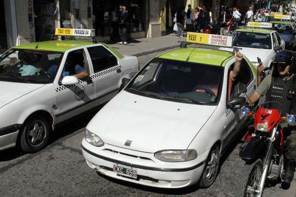 RECLAMO Desde la Federación de Propietarios de Taxis pidieron un incremento del 35-en-porciento- en las tarifas