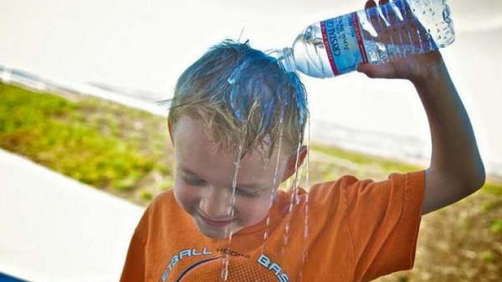 Consejos para prevenir efectos del calor en bebeacutes y nintildeos