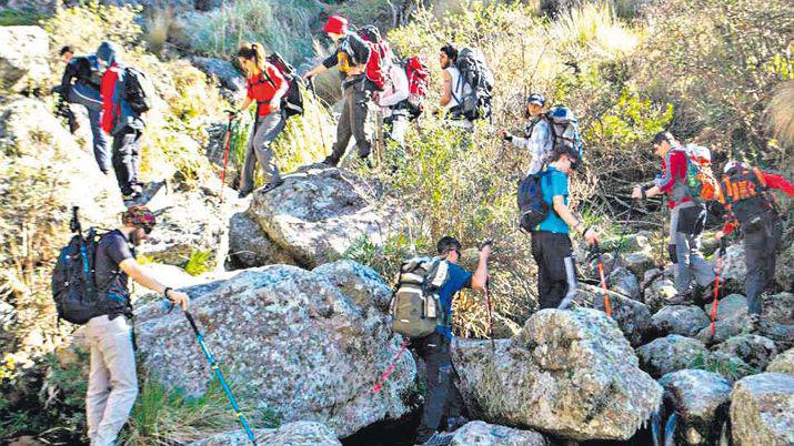 Las caminatas por las sierras se imponen en la temporada