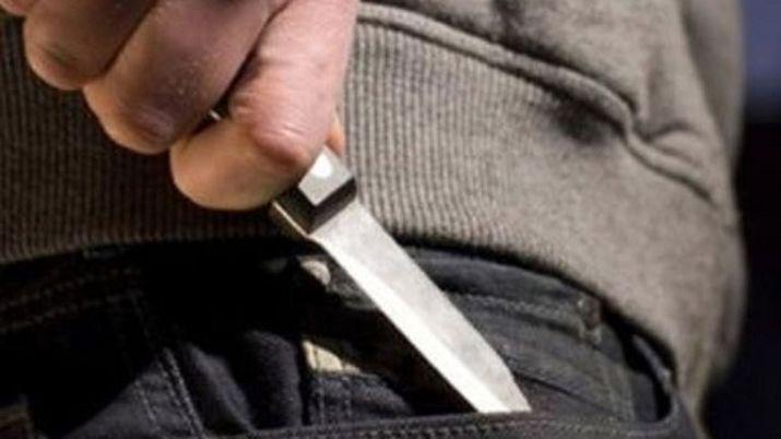 Quiso resguardar a su hija en medio de un asalto y la hirieron en el brazo