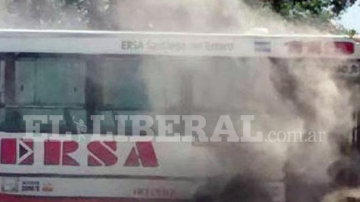 Colectivo de la línea Ersa se incendió en plena marcha