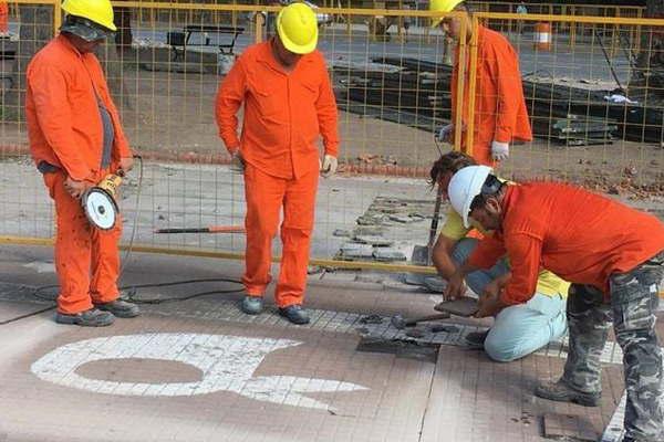 Entregan a las Madres las baldosas con los pantildeuelos blancos