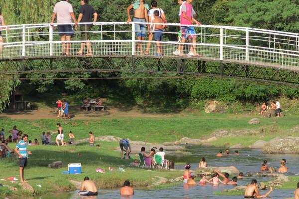 Los santiaguentildeos buscan el escape hacia  la bonita villa de montantildea en Guayamba