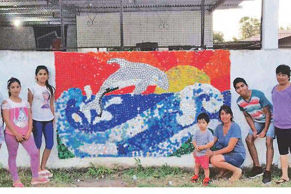 En estas vacaciones nintildeos adornan la  ciudad con murales con tapitas plaacutesticas 