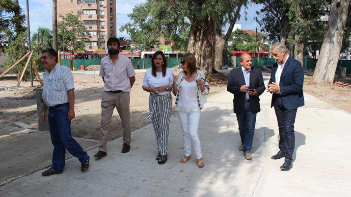 La intendente recorrioacute la obra de remodelacioacuten de la Plaza del Maestro