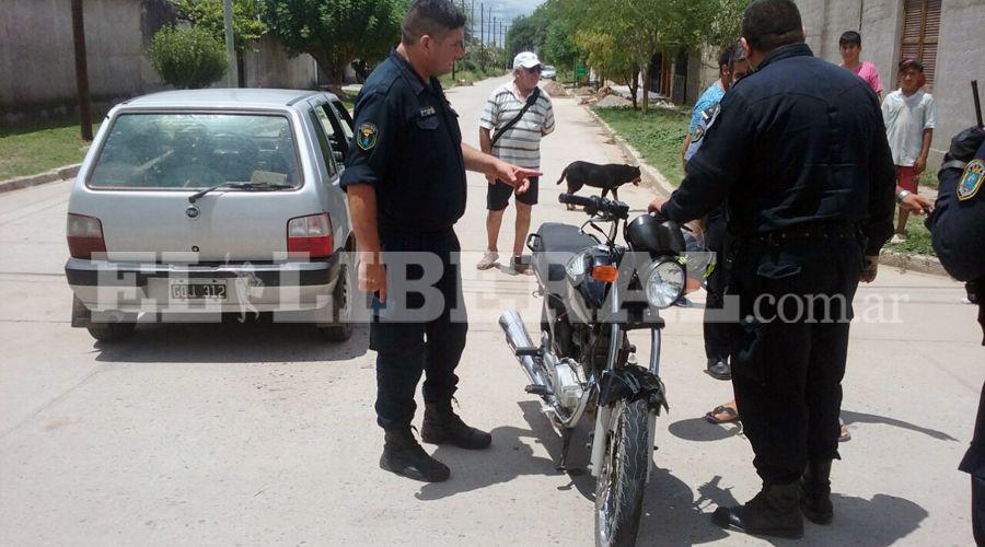 Un motociclista resultoacute con heridas leves al chocar contra un auto