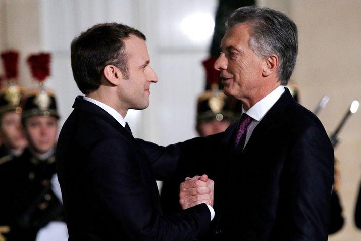 El presidente argentino fue recibido por su par francés en el Palacio Elíseo de París