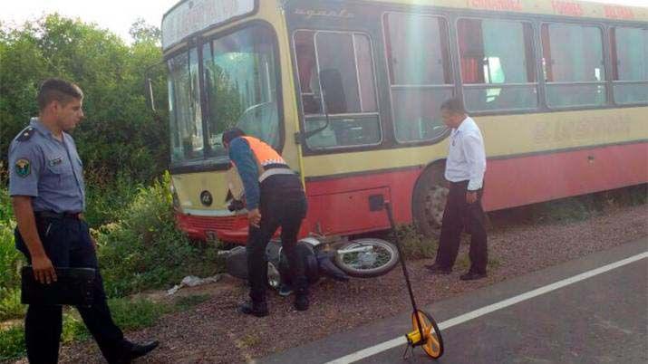 Triple choque entre colectivos y moto dejó heridos