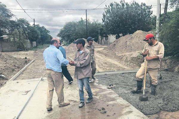 Pavimentaron calle de acceso a la escuela primaria del barrio Avenida