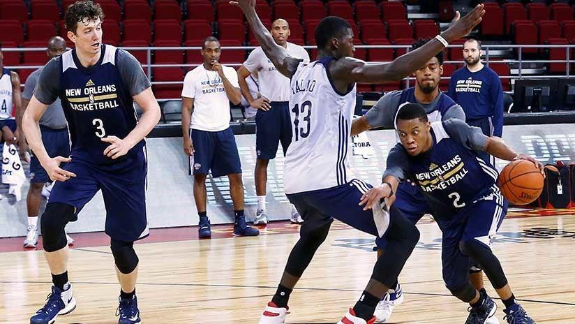 Un fanaacutetico se coloacute al precalentamiento de un equipo de la NBA