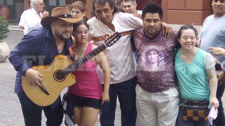 VIDEO  El cantante de graboacute su videoclip en pleno centro de Santiago