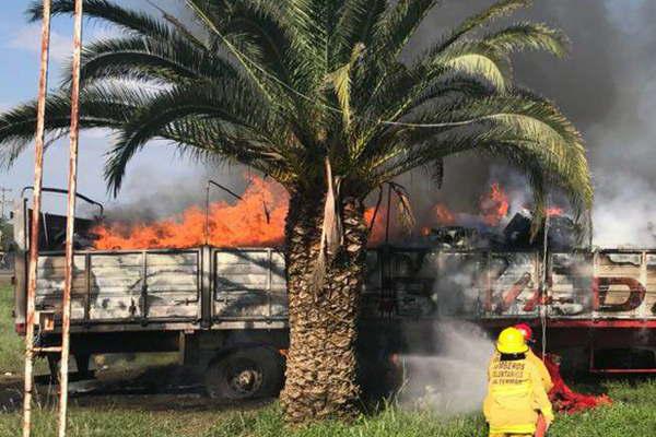 Un incendio consumioacute toda la mercaderiacutea que cargaba un camioacuten