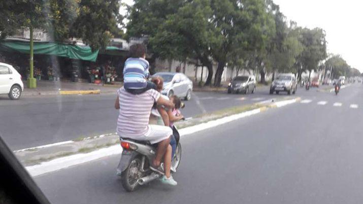 Imprudente- un hombre cargoacute a su hijo en los hombros a bordo de una moto