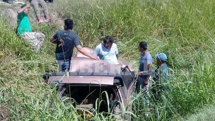 Automoacutevil volcoacute y terminoacute en una zanja en Ruta 9