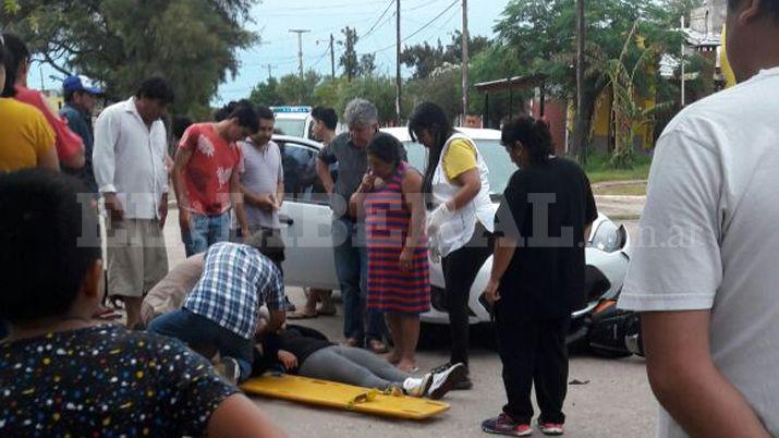 Una motociclista herida tras ser embestida por un auto