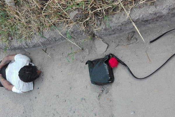 Motochorros arrebataron la cartera a una mujer  y chocaron un poste de luz cuando escapaban