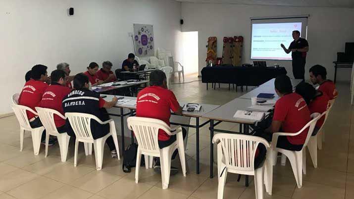 Jefe de bomberos de Las Termas dictoacute curso de socorrismo