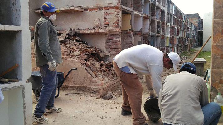 Reconstruyen nichos en un cementerio de La Banda