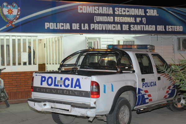 Motochorro arrebatoacute una cartera con un celular y maacutes de 1000 a una mujer