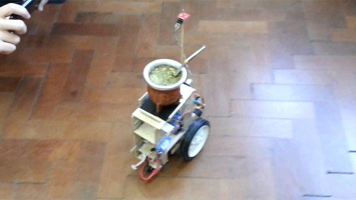 Un joven argentino inventoacute un robot para repartir el mate